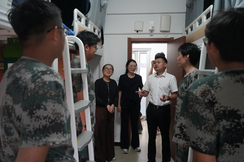 情系军训送清凉 立德树人启新程——欧洲塞浦路斯学院领导走访宿舍慰问2026级军训新生